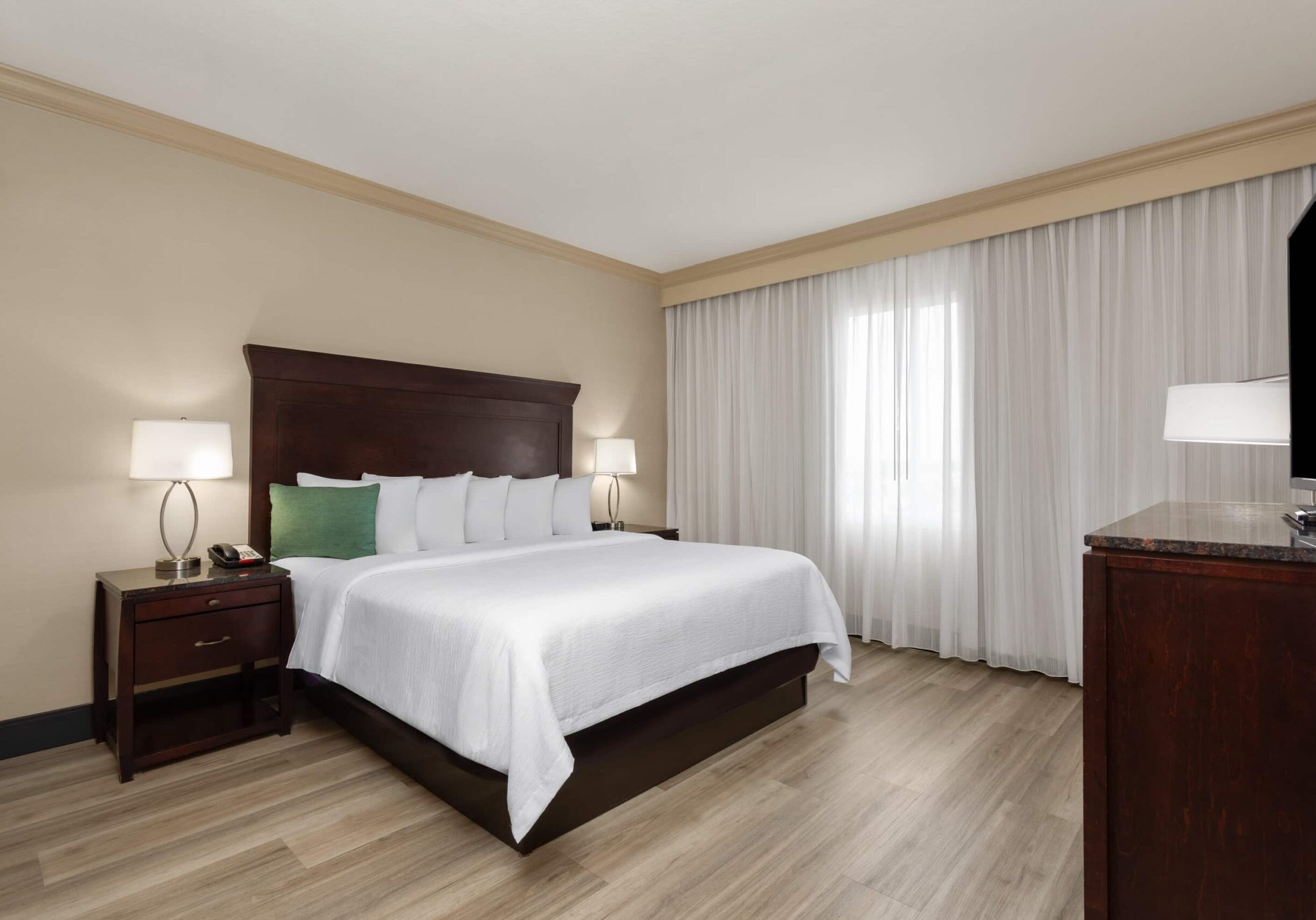 SNQ7-one-king-two-bedroom-suite-r411-low res